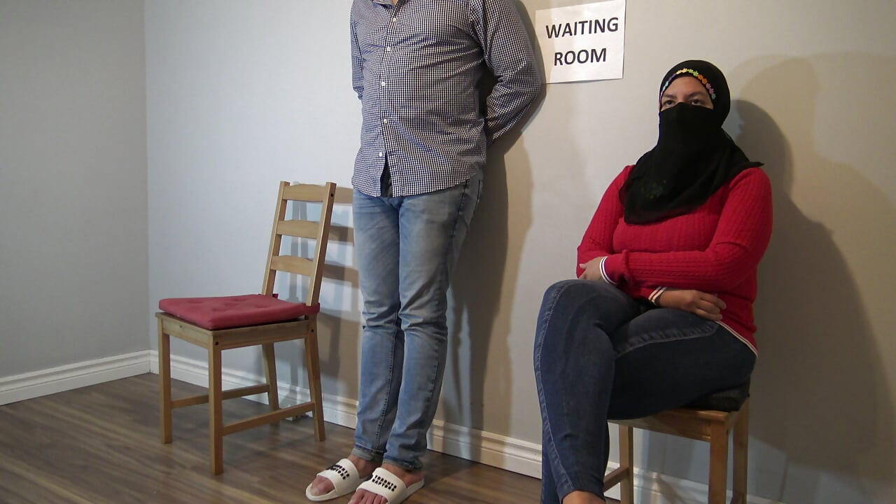 Untreue muslimische frau konnte meinem großen schwanz nicht widerstehen, nachdem sie es öffentlich wartezimmer blankziehen.