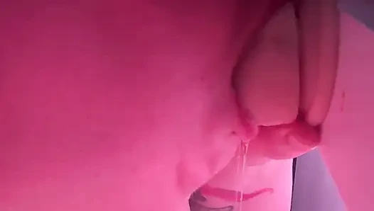 Грязная толстушка давится дилдо