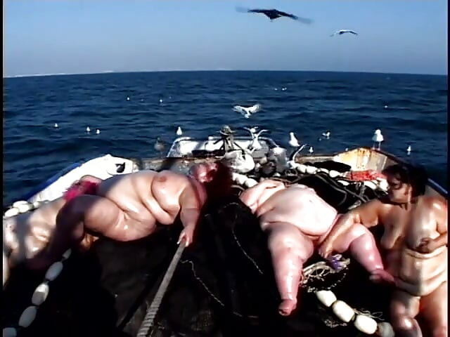 Quatre sauveteurs BBW excités baisent sur le pont avec des jouets