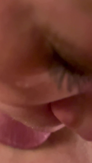 Une pute gémit, pipe épique et avalage | Clip 1