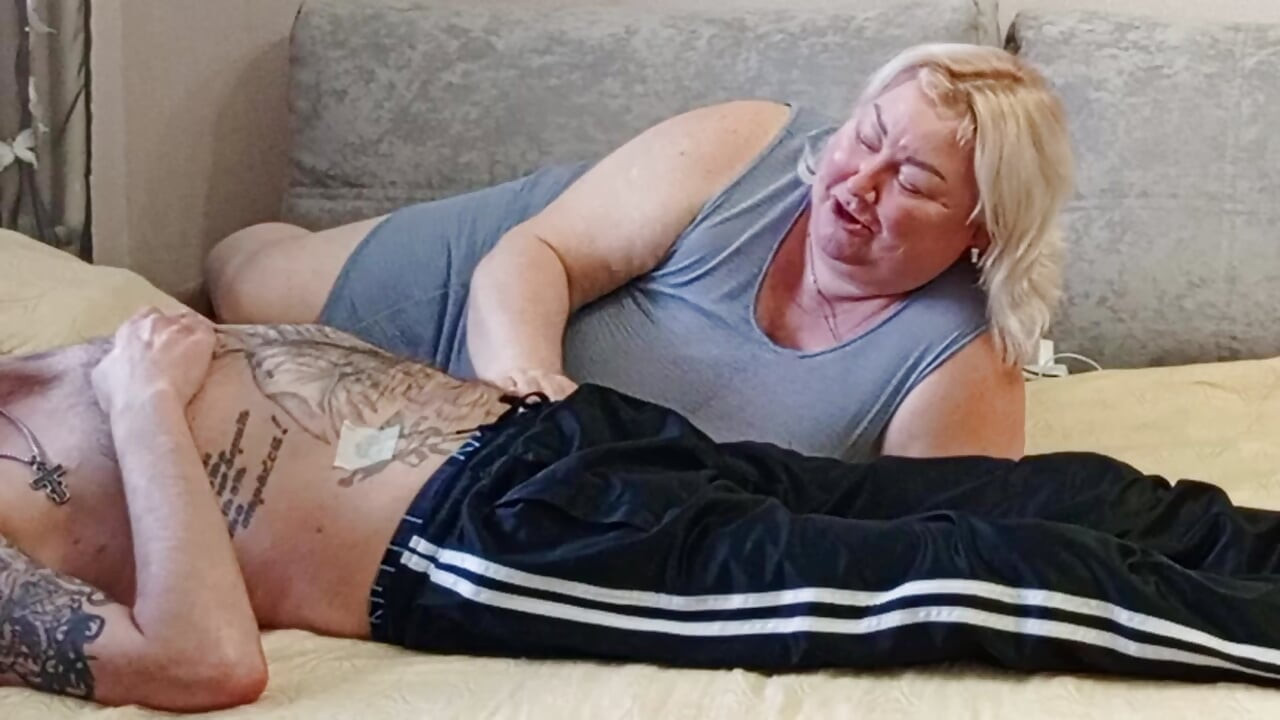 정액 맛보기 위해 펠라하는 새엄마