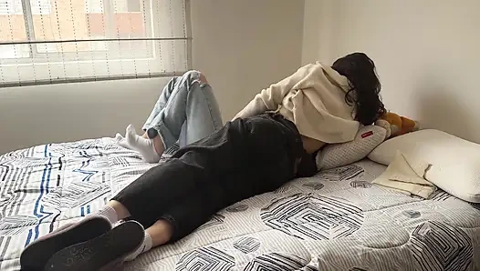 Kami bergesekan di atas satu sama lain