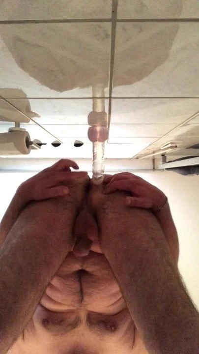Spass im Badezimmer mit Dildo
