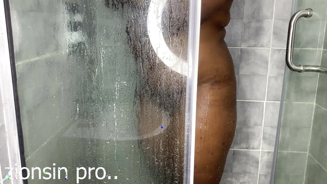 Baise dans la salle de bain sous la douche avec une salope à gros cul