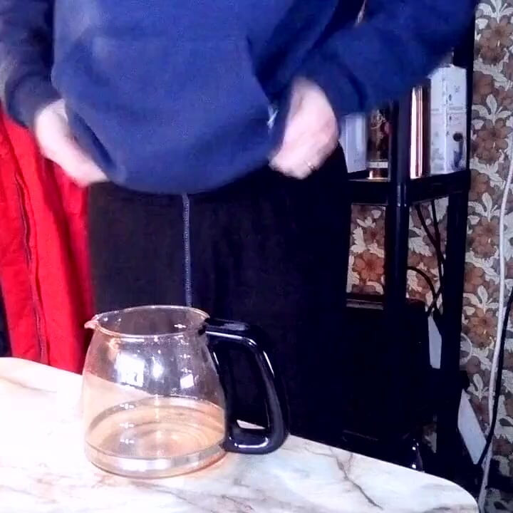 John hepsini kahvenin içine işiyor