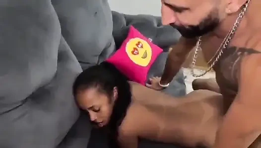 Cüce kız ilk kez dev penisi vajinasına aldı.