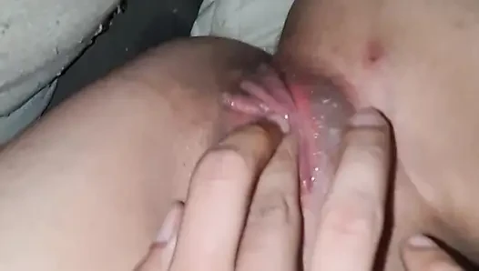 Tonton suamiku bermain dengan intens dengan memek ini hingga orgasme muncrat