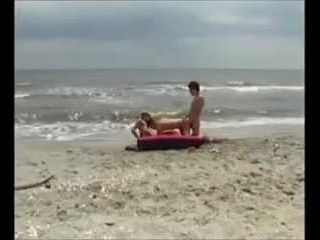 เด็กชายไม่ใส่ถุงบนชายหาด