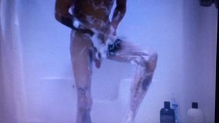熱い絞首刑にされた男は、石鹸でシャワーを浴びる