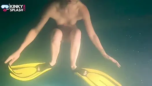 Nackte schnorchelnacht-schlampe unter wasser spielen