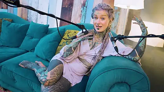 B hakkında konuşuyorum - bordem - asmr podcast sfw konuşuyor gotik sıska kız dreadlocks dövmeli model dövmeli kız