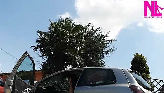 Menghibur mobilku dengan sandal jepit merah muda