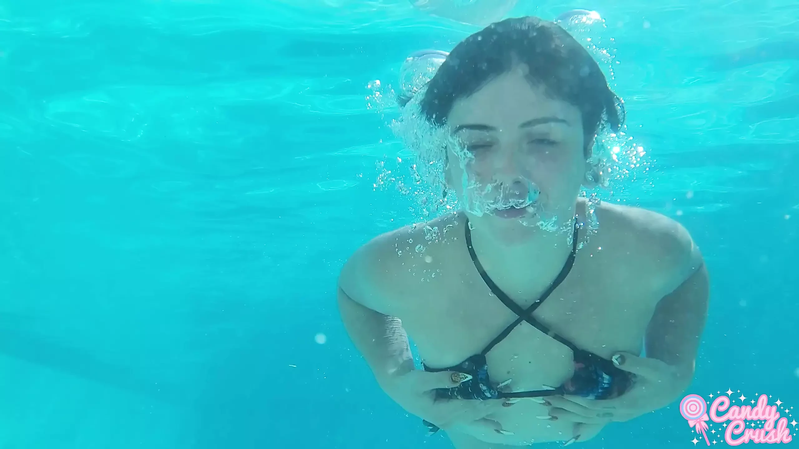 Khoobsoorat kamsin sviming pool men nagn