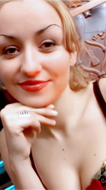 Krystal Wallas: Grande morena com peitos grandes Krystal removendo roupas