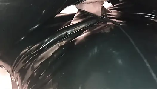 Раб, Весь В Латексе, Должен Был Хорошо Заботиться Обо Мне, Пока Не Произошёл Мой Оргазм И Не Кончил. 3 Угол