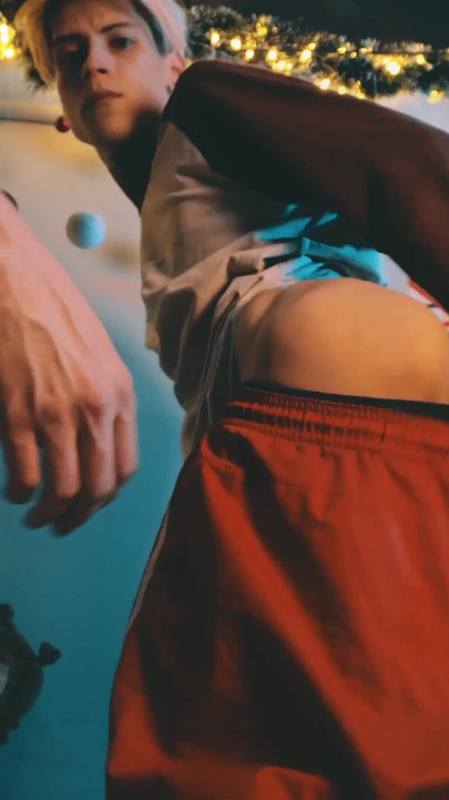 Sweet couple of guys had hot sex on the eve of Christmas