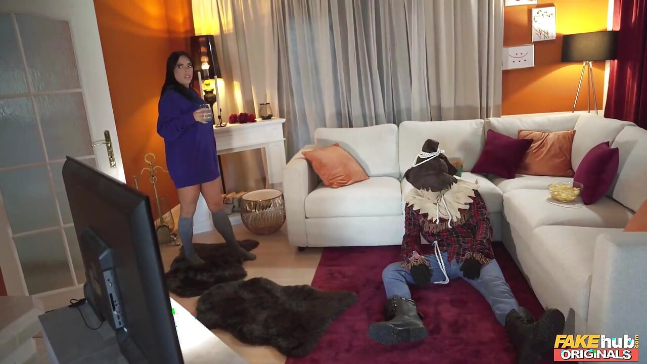 Fakehub Originals - max Dior se oblači u jezive kostime da bi ismejao svoju cimerku, Megan Fiore