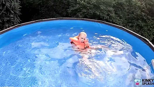Vibe pakai life jacket di kolam renang