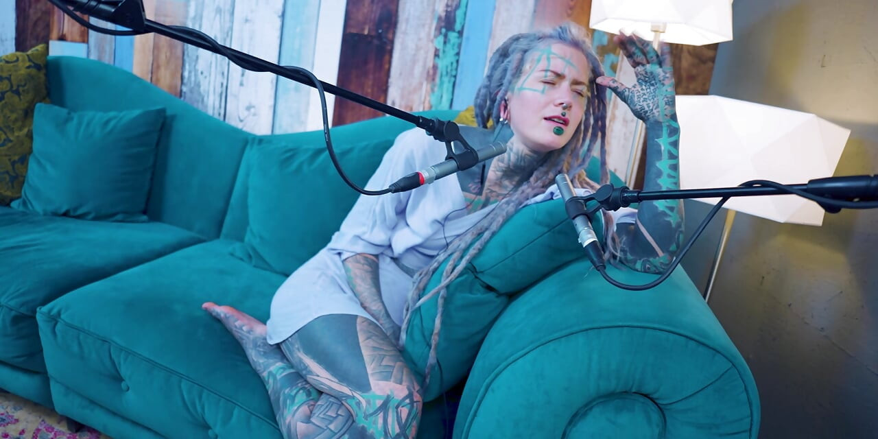 Vorbesc despre I - Izolare - ASMR podcast SFW vorbind fată slabă gotică dreadlocks tatuaj model cu cerneală
