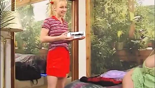 Kleine und xxl lesben lecken muschi, fingern dildo spielen