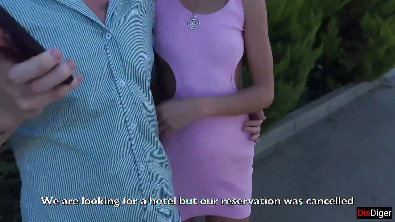 Tipul nu poate plăti pentru hotel și ar trebui să-și urmărească soția futându-se cu doi tipi - umilință cu încornorare