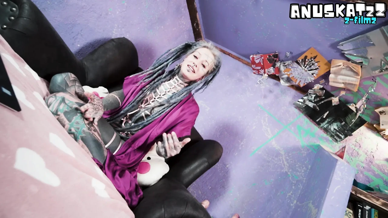 Tattooed Model’s Anal Livestream Toys Destroy Her Ass Live