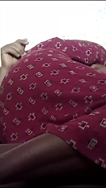 Nezaboravan trenutak iz filma "Indijska seoska kućanica s velikim sisama ljubi guzicu"