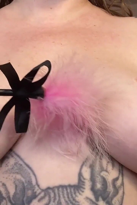 Provocación de plumas y nalgadas en el pecho, juego sensorial suave