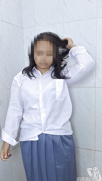 Hijab colegial 18+ tira o uniforme e esfrega o corpo para fazer sua pele como uma estrela pornô depois da aula - Minokiiko