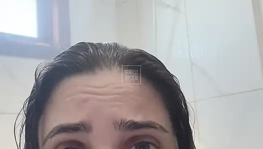 Bibi nakal membuat panggilan telanjang saat mandi
