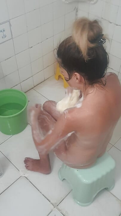 Sexy housewife in the bathroom, in her most natural state.