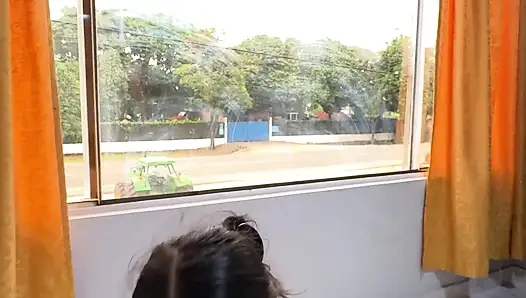 Dia suka melompatku ke penisku sementara semua orang pergi melalui jendela