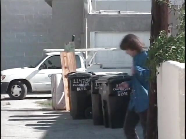 Tesuda gata gosta de seus buracos molhados fodidos com força por um enorme poste