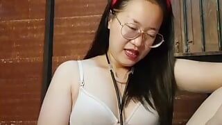 Горячая возбужденная азиатская девушка показывает задницу