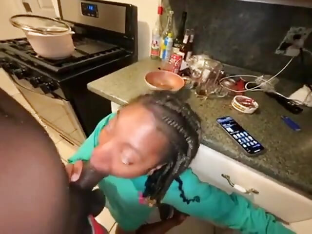 天哪, 现在爸爸的大黑在我的喉咙里会发生什么