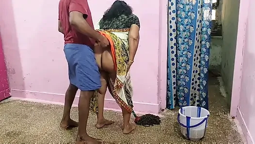Meine stiefmutter säuberte den Boden mit einem Mop, also hielt ich den Sari auf, damit er nicht auf den Boden fallen würde