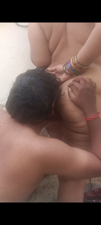 आउटडोर में मेरी आंटी के नितंब चाटना