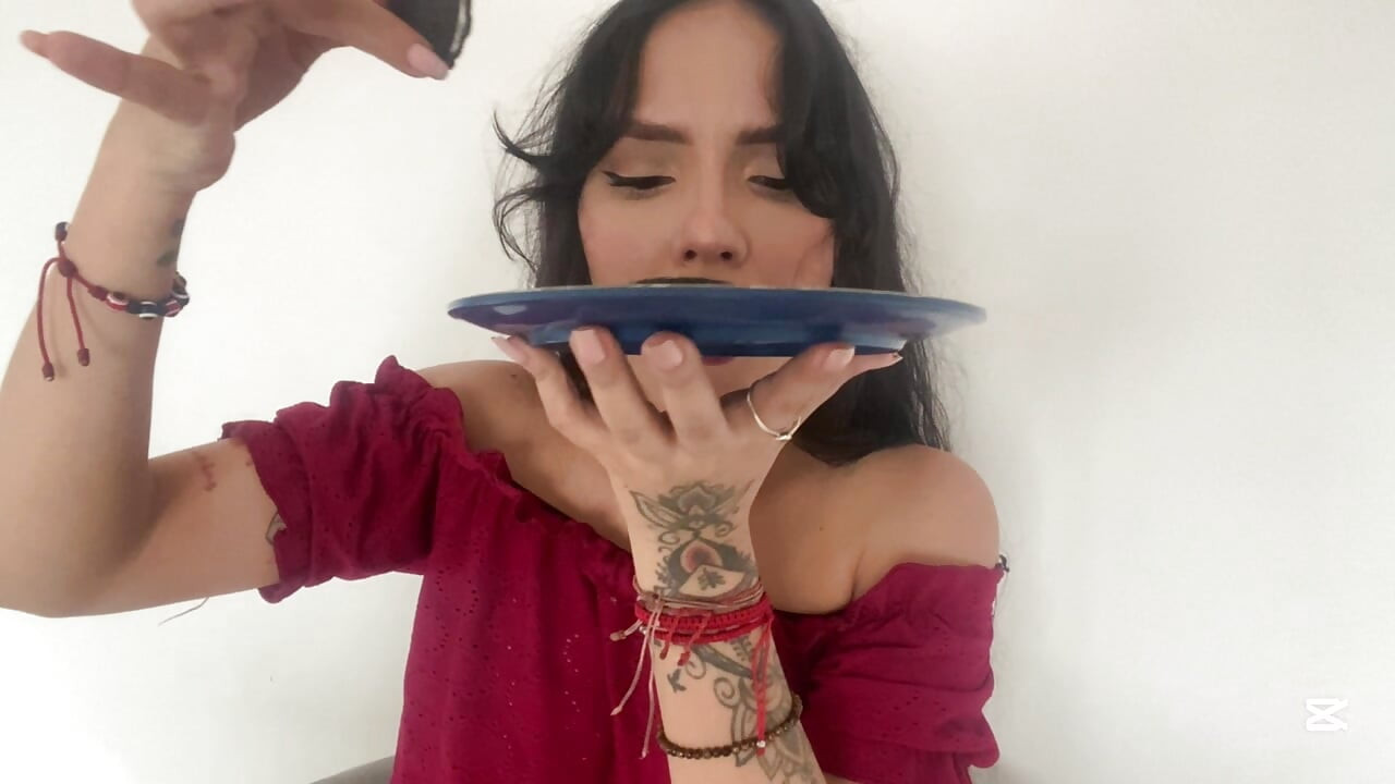 STEPBROTHER, CAN YOU HELP ME BY PUTTING CREAM ON MY COOKIES? - PORN IN SPANISH