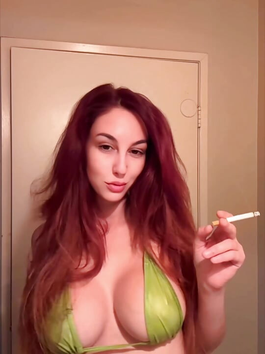 Artemisia si tante seksi italia dengan toket besar suka banget merokok pakai bikini