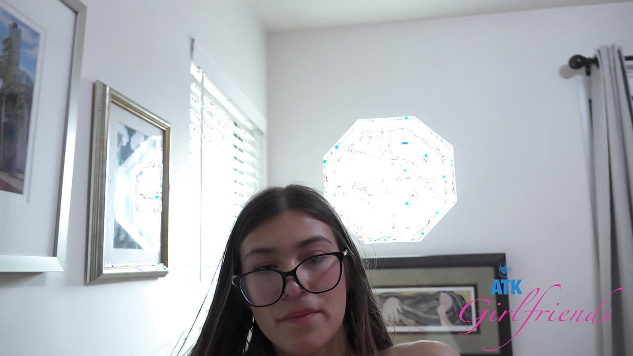 Ali jones datang untuk ciuman cepat, ngebiarkan kamu melucuti pakaiannya dan bikin dia crot, lalu ngentot memeknya habis-habisan (creampie)