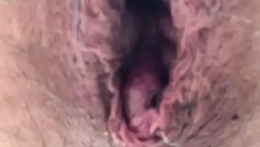 Kıçımı büyük bir çift yapay penis ile açıyorum.
