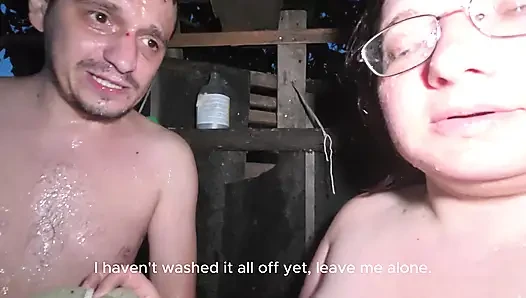 Seifige nackte körper in einer ländlichen dusche
