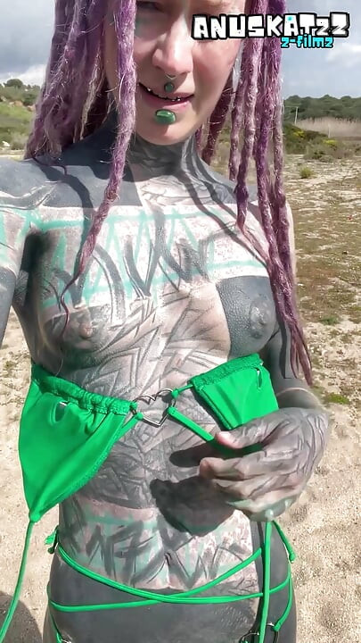 ALT TATTOO Ζευγάρι διεστραμμένες περιπέτειες σε εξωτερικούς χώρους σε οδικό ταξίδι