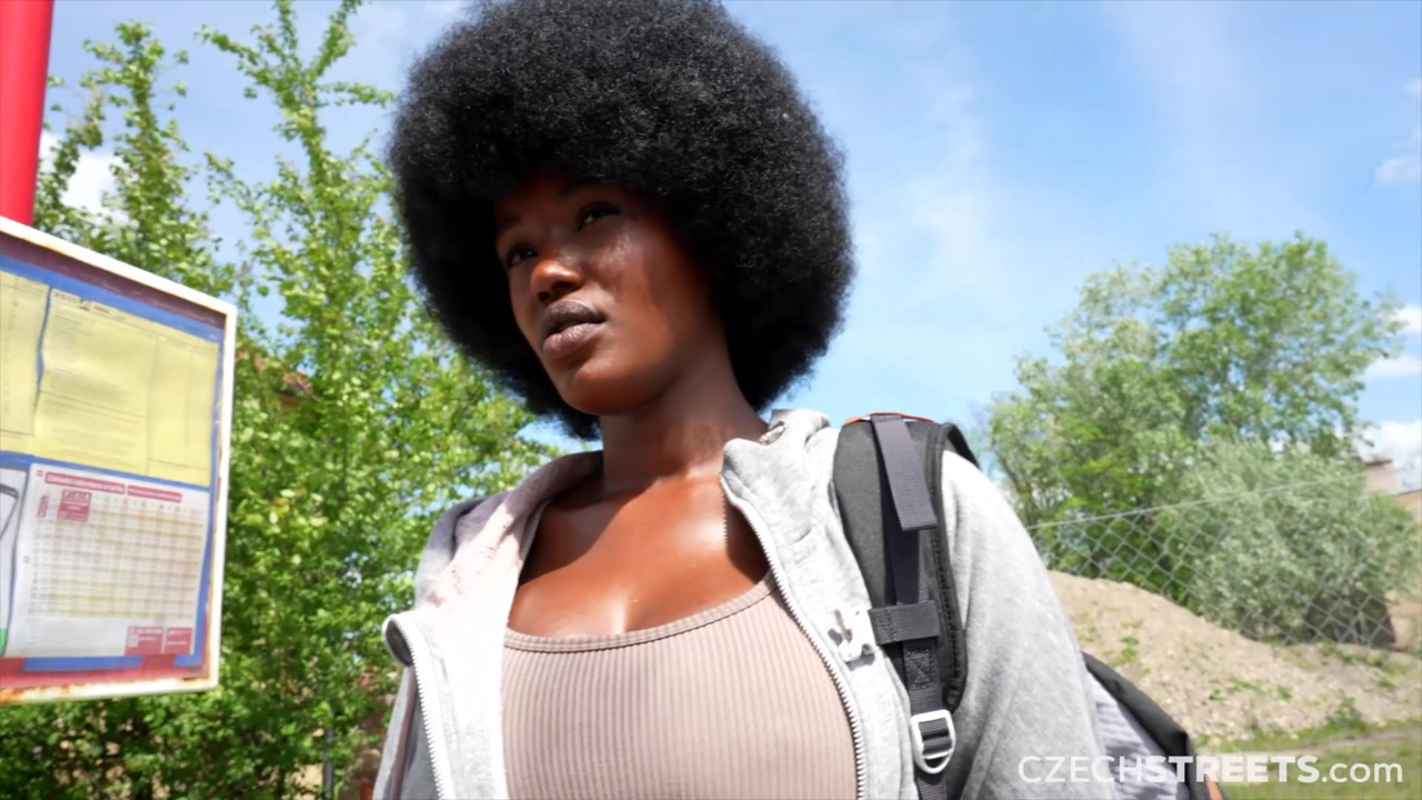 チェコの通り152:かわいい巨乳の黒人の女の子と急いで