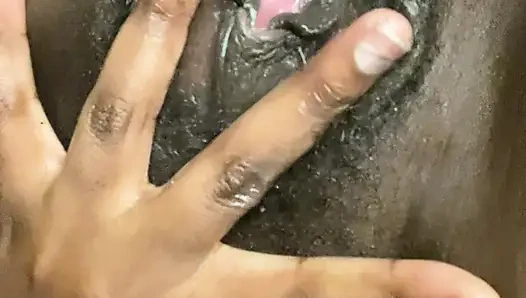 Saftiges nasses solo-ebenholz-muschispiel (dirtytalk)