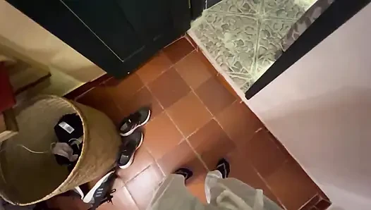 Ich habe zweimal sexuelle Begegnungen mit meiner Chefin im Hotelbadezimmer, sie ist lesbisch