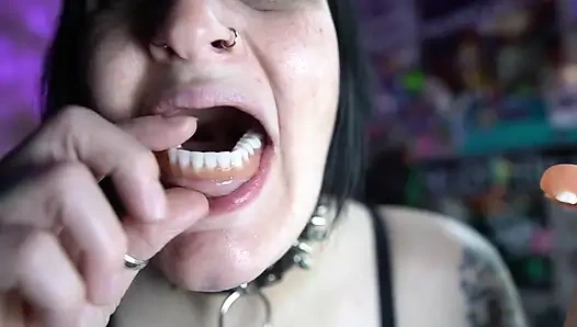 Sexy Goth spielt mit ihren Prothesen