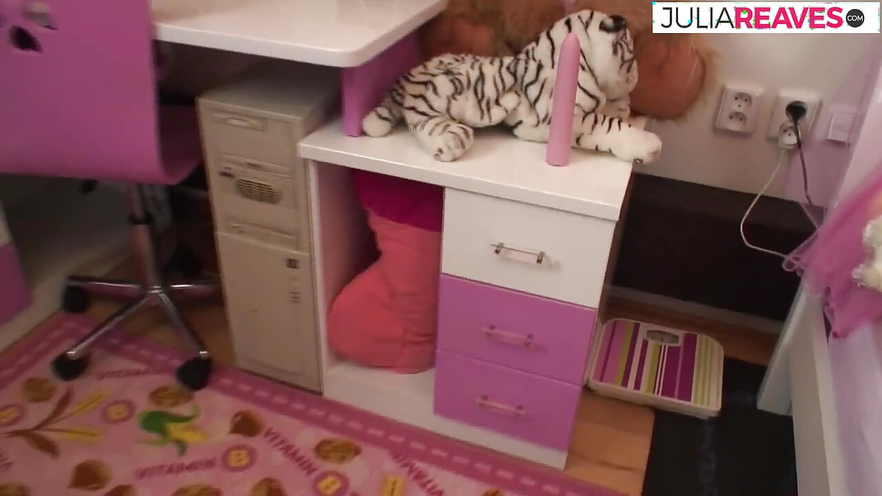 보지 마사지를 받고 자지를 깊숙이 삽입하는 달콤한 젖탱이의 마른 갈색 머리