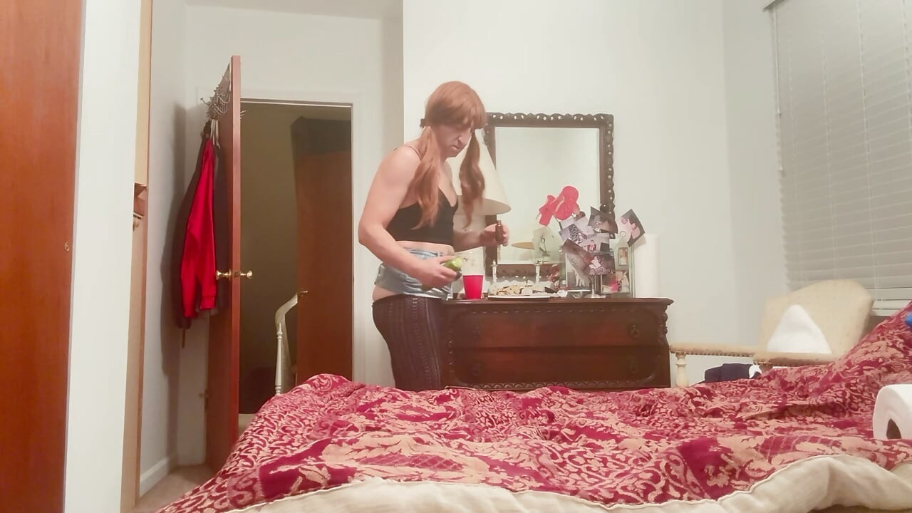 Mariquita cabalgando pepino grande