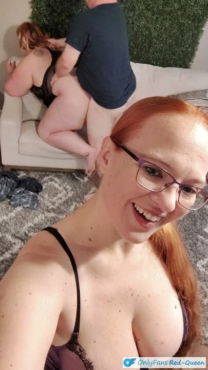 Cuckquean selfie - ehefrau beobachtet und filmt sich beim cuckold von einem jüngeren süßen bBW-mädchen